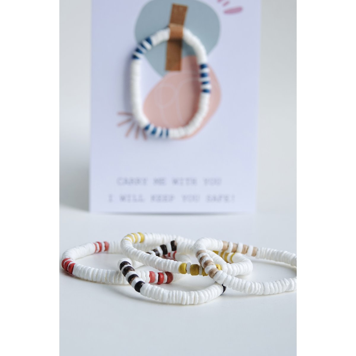 Handgefertigtes Armband aus geschliffenen Muscheln