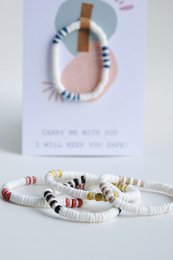 Handgefertigtes Armband aus geschliffenen Muscheln