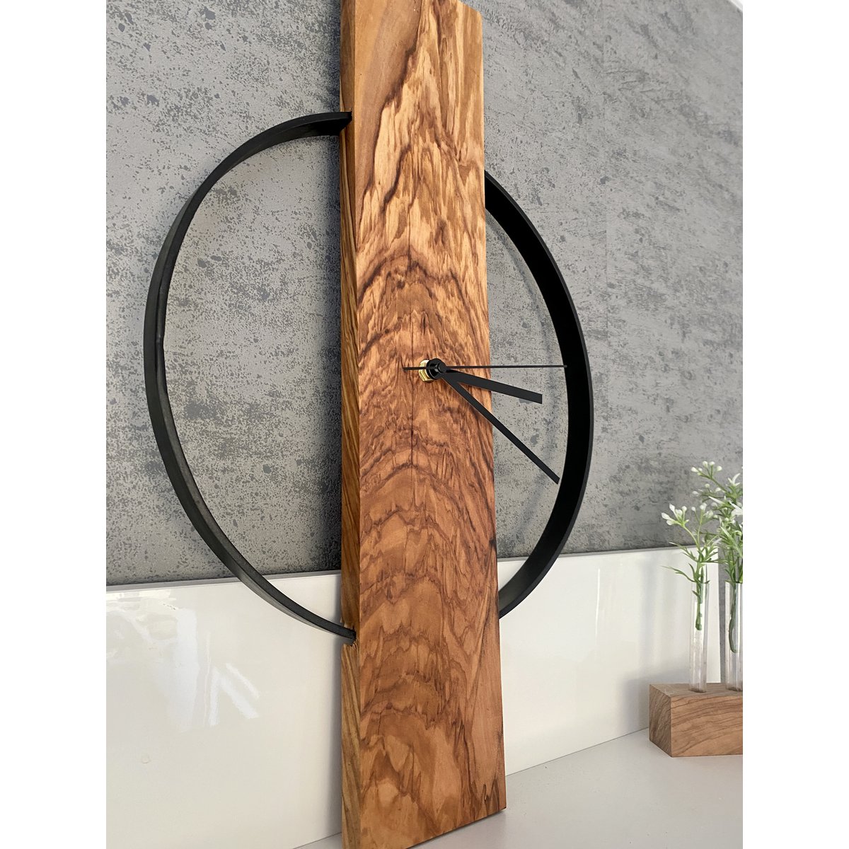 Orologio da parete in legno d'ulivo