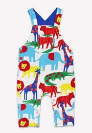 'Bio-Baumwoll Kinder Latzhose mit Safari-Druck' is a colorful children's jumpsuit featuring a safari-themed print. The jumpsuit is made of organic cotton and comes in various sizes from 3-6 months to 3-4 years. The print includes vibrant illustrations of different animals such as lions, giraffes, and elephants in a playful, whimsical style.