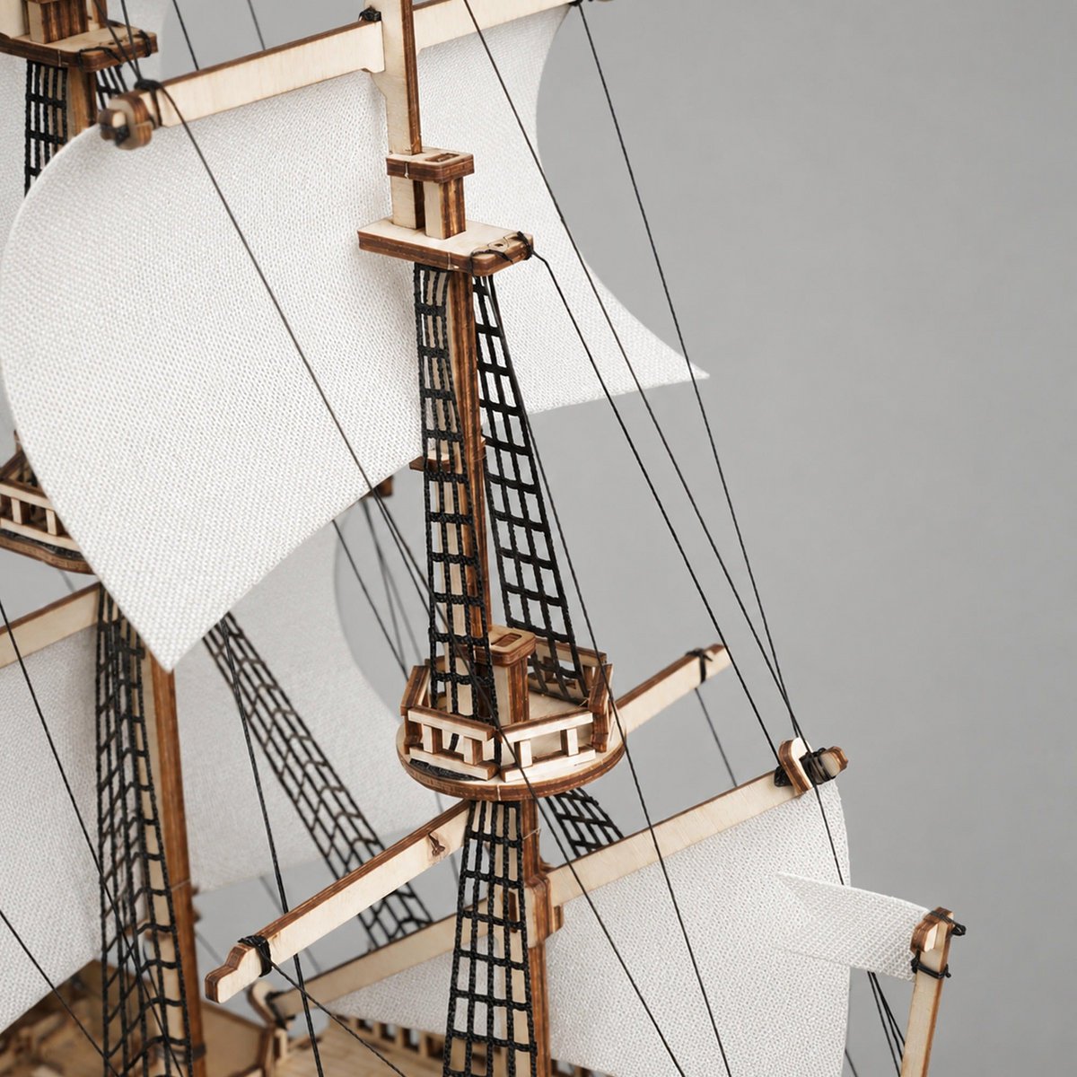 Galeone aus Holz mit LED-Beleuchtung – 3D-Holzpuzzle 583 Teile, Schiffsmodell mit Segeln und Takelage, Modellbausatz ab 12
