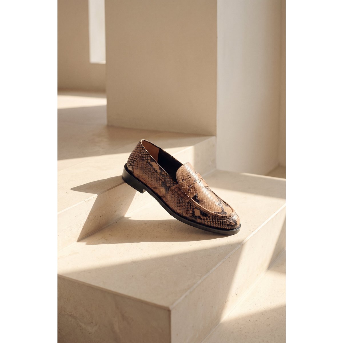 EMILIA SNAKE TAUPE – Flache Loafer aus weichem Leder