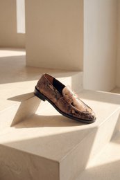 EMILIA SNAKE TAUPE – Flache Loafer aus weichem Leder