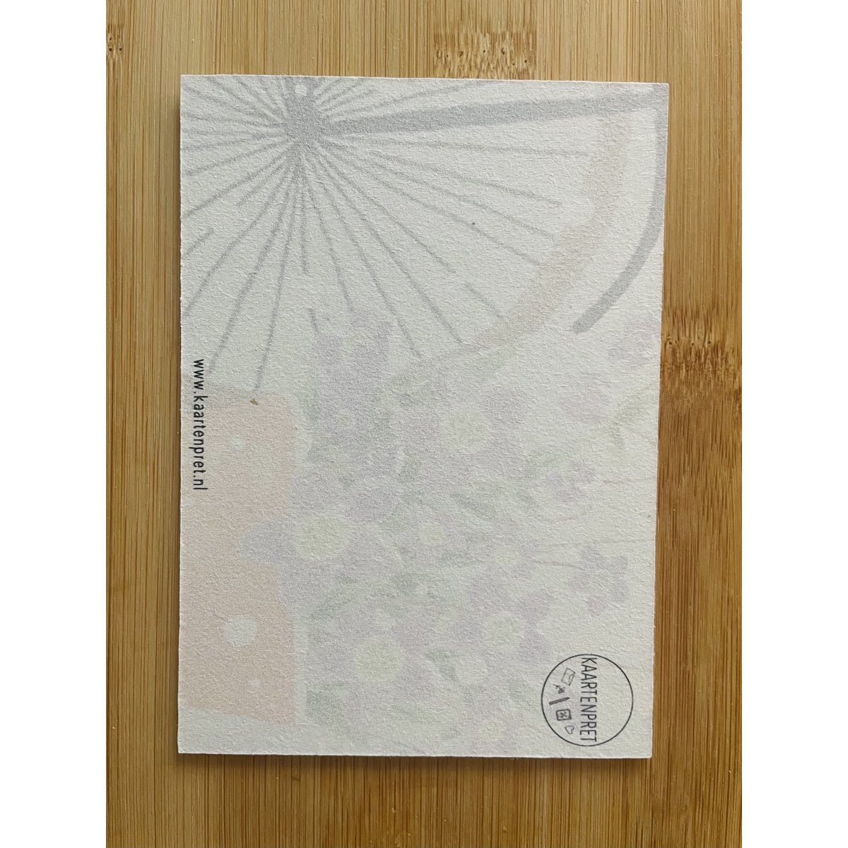 Helleborus dans la carte en carton de neige