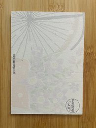 Helleborus dans la carte en carton de neige