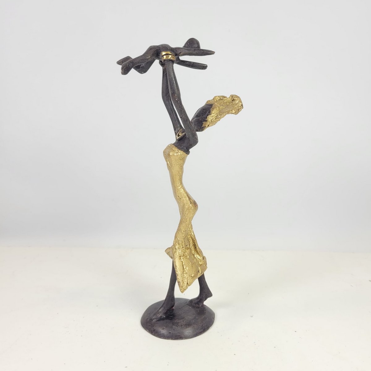 Bronzeskulptur "Baby in the air" af Soré | forskellige størrelser og farver