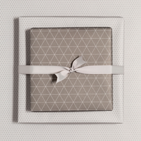 Braunes Geschenkpapier Dreiecke - doppelseitiges Geschenkpapier für Männer, nachhaltiges Geschenkpapier edel