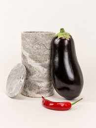 Zeer lange smalle cilindervormige doos in natuursteen met natuurstenen deksel