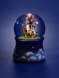 Love Story snekugle – romantisk musikalsk snekugle i glas med sneeffekt og "La Vie en Rose"-melodi