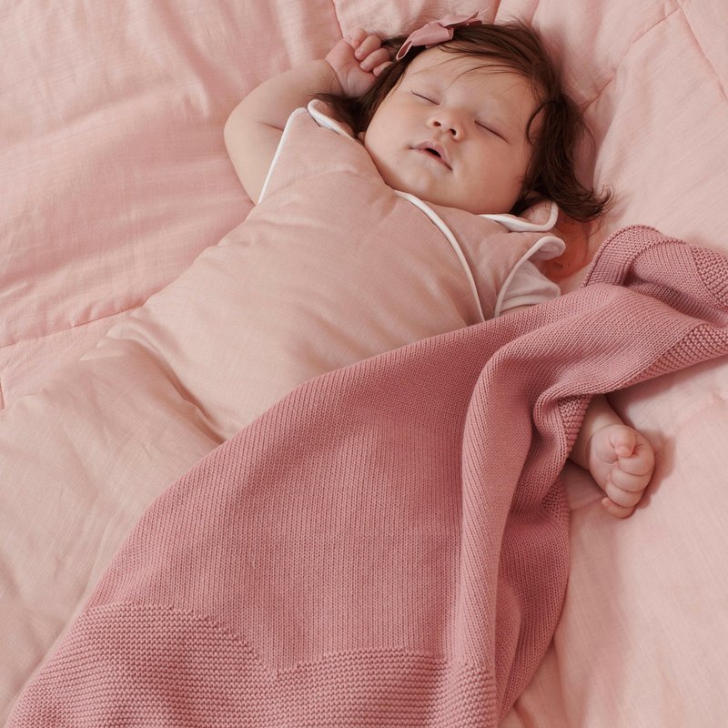 Cadeau couverture bébé baie + hochet rose