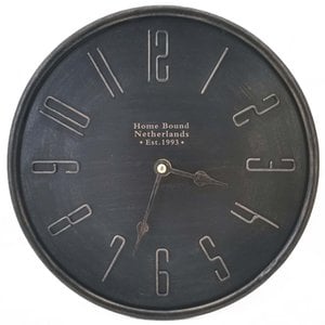 Standuhr aus gebürstetem Metall