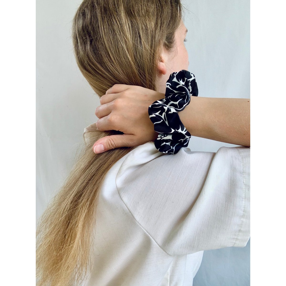 Scrunchie - Black/White Flowers - Recycelt
