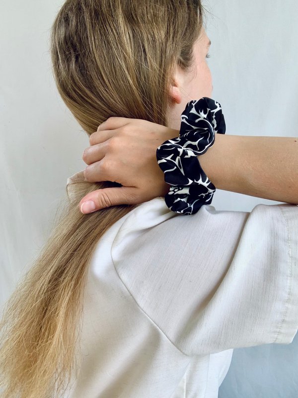 Scrunchie - Black/White Flowers - Recycelt