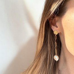 Isabel Pearl – Długie złote kolczyki z perłami Keshi