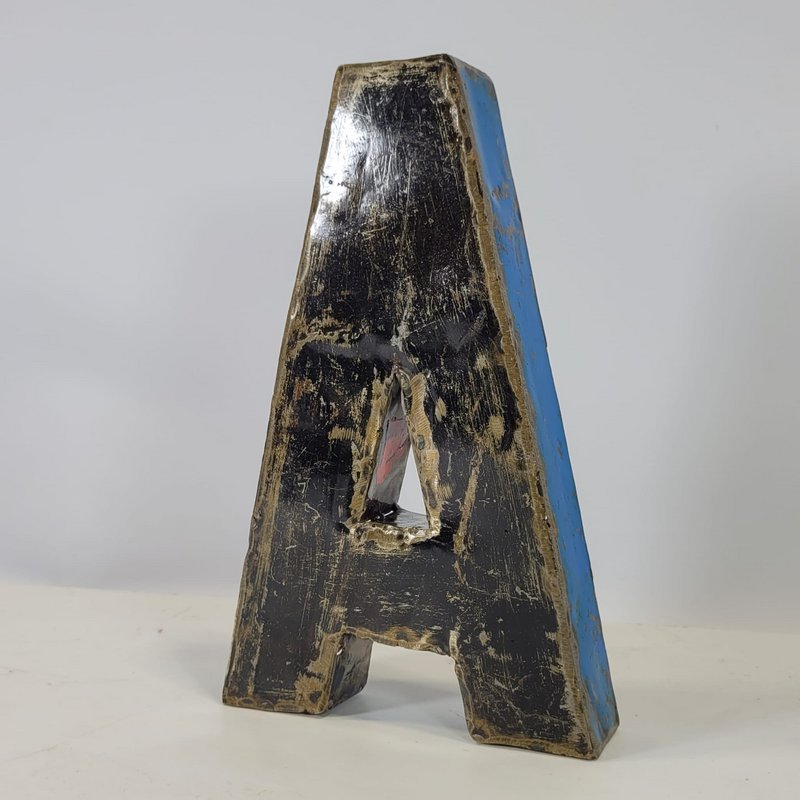 Lettera "A" realizzata con barili di petrolio riciclati | 22 o 50 cm| colori differenti