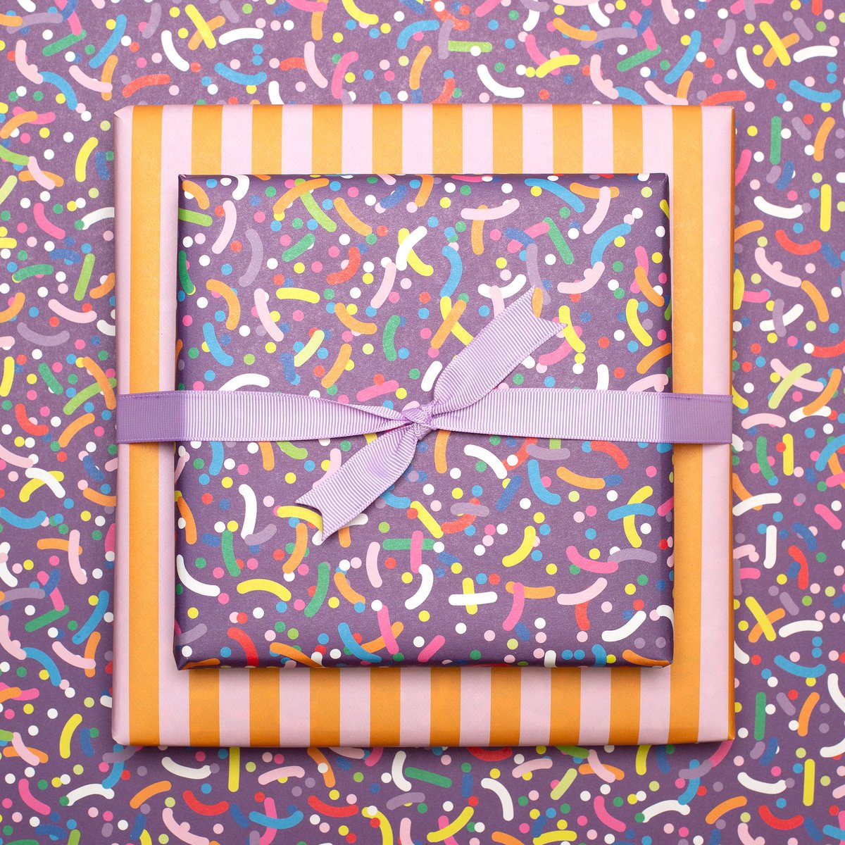 Lila Geschenkpapier Bunte Streusel - Kinder Geschenke verpacken mit Regenbogen Konfetti Papier für Geburtstagsparty und Einschulungs Geschenk, Geschenkpapier Streifen Pink Orange