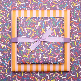 Lila Geschenkpapier Bunte Streusel - Kinder Geschenke verpacken mit Regenbogen Konfetti Papier für Geburtstagsparty und Einschulungs Geschenk, Geschenkpapier Streifen Pink Orange