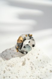 Gemarmerde harshartjesring met sculpturale gouden accenten