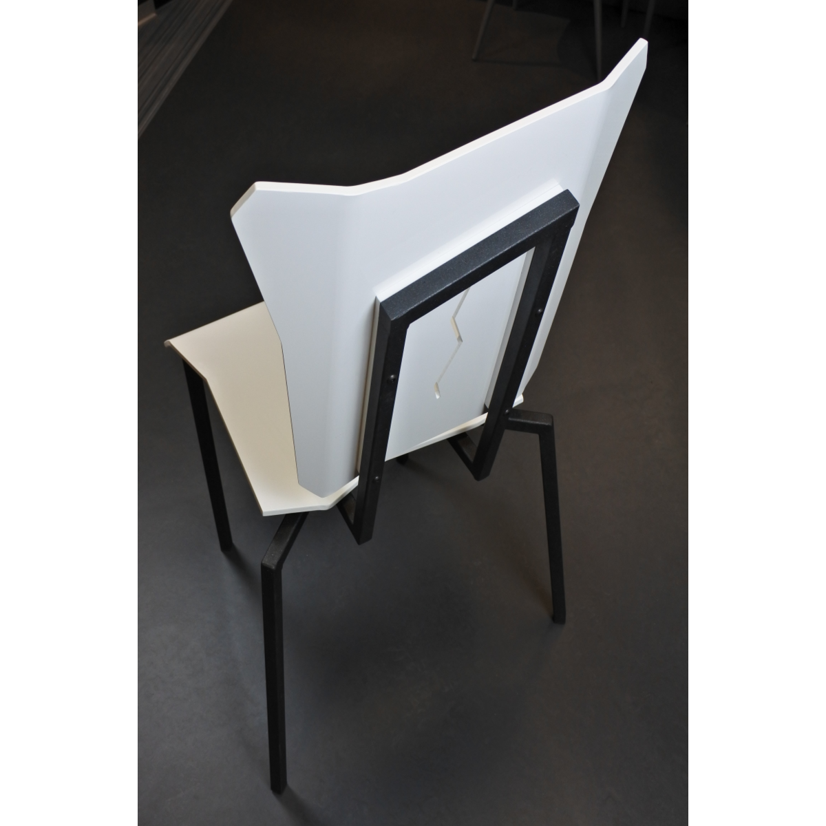 La silla Giulavi blanca destaca por sus formas abstractas pero conscientes de representar el concepto de singularidad...