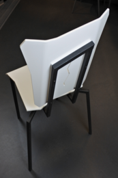La chaise Giulavi blanche se distingue par ses formes abstraites mais consciente de représenter le concept d'unicité ...