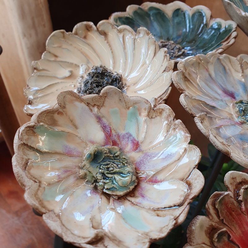 Blossom dream, D= 13 - 16 cm, blandede farver, havepæle, blomst, håndarbejde, keramik, unik, stentøj, gave, bryllup, fødselsdag