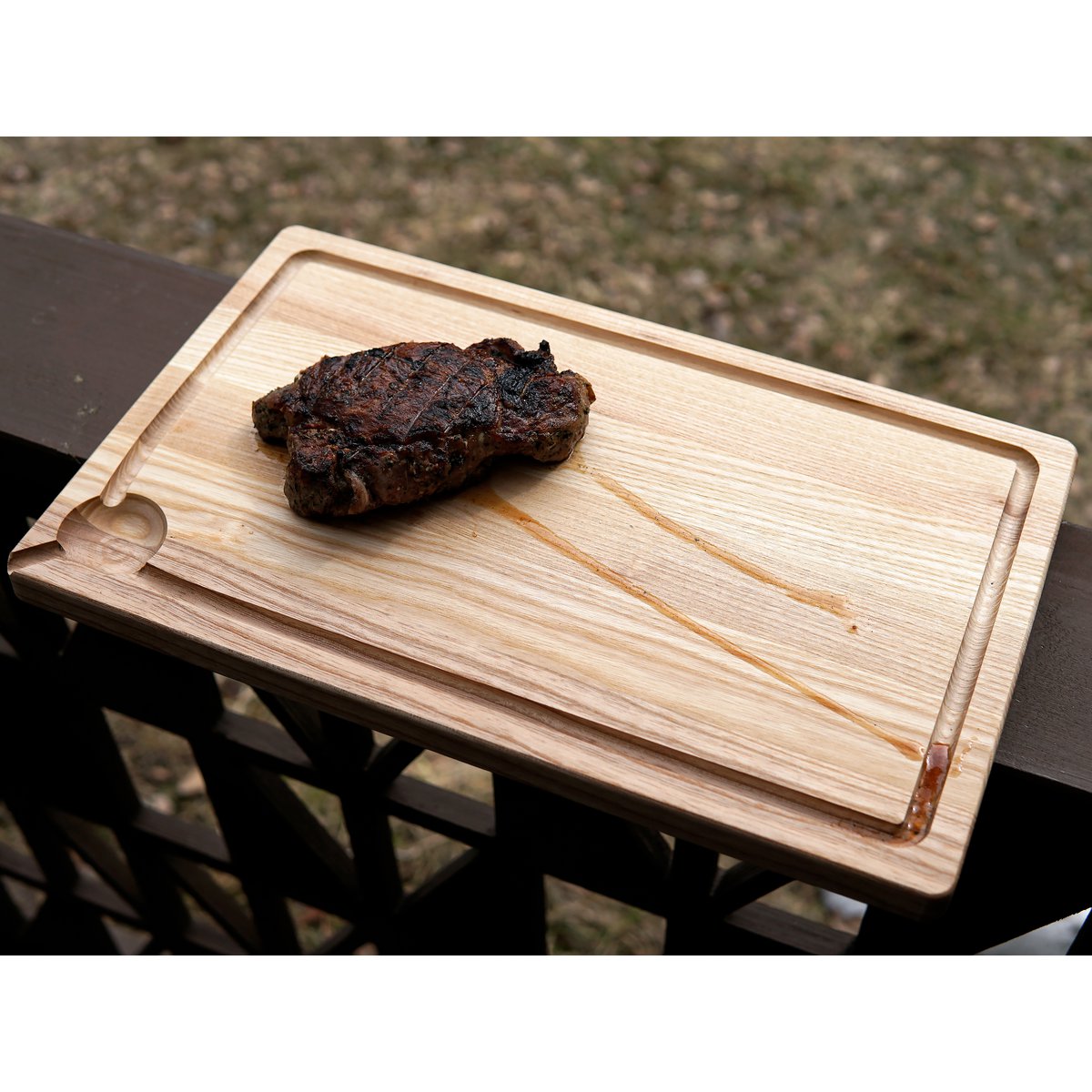 Tabla de cortar de madera de fresno con ranura para jugo