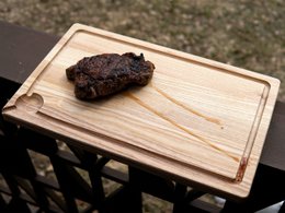Tabla de cortar de madera de fresno con ranura para jugo