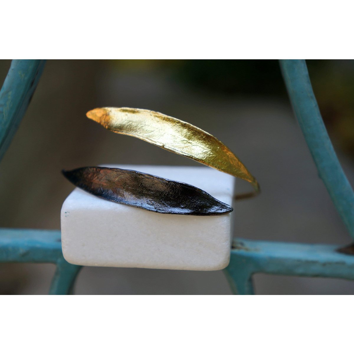 Olive Branch Veganistische armband - Verstelbaar verguld messing en zwart rhodiumontwerp