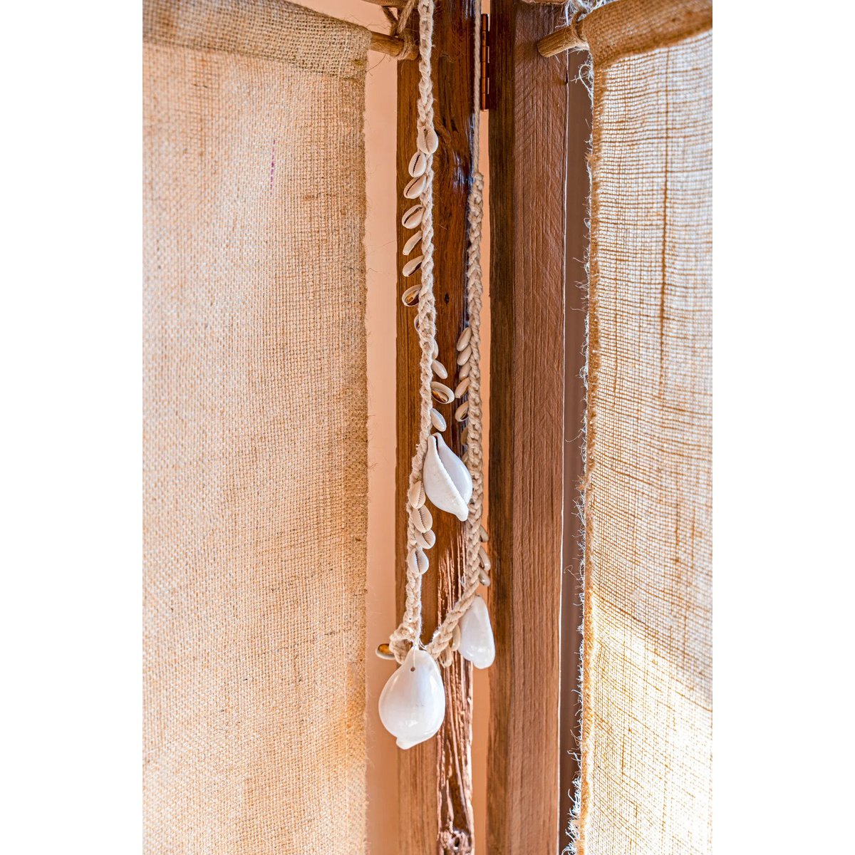 De grote witte kaurischelp ketting
