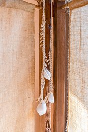 De grote witte kaurischelp ketting