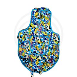 'Colorful patterned apron with African-inspired motifs. Made of fabric, suitable for kitchen use.'