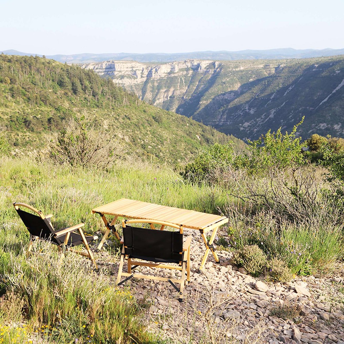 Opvouwbare houten tafel voor op de camping