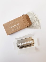 Pack of 10 razor blades for beard care, made of stainless steel for a close shave.