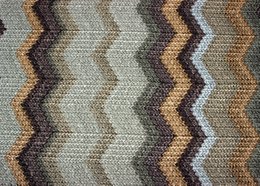 Plateau rectangulaire avec motif zigzag marron et poignées