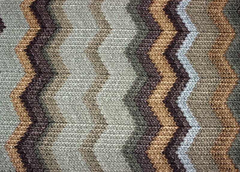 Plateau rectangulaire avec motif zigzag marron et poignées