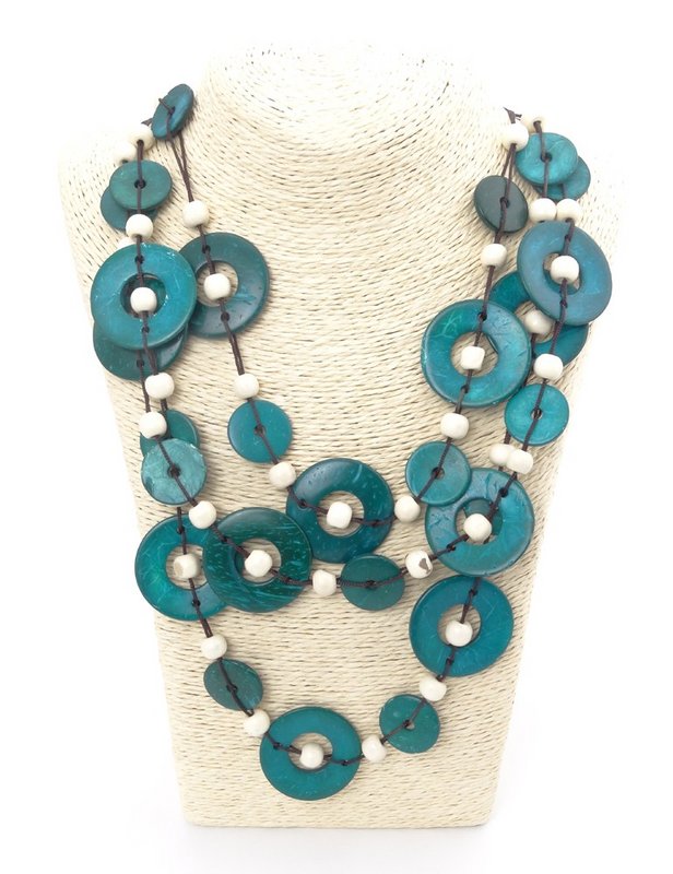 Collana sostenibile fatta a mano in perline di legno color blu e crema