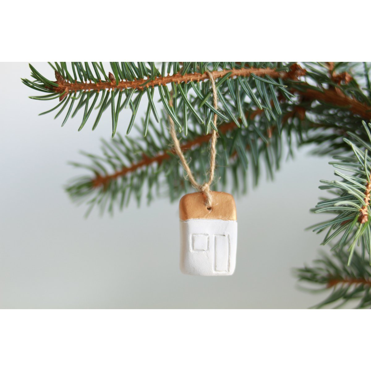 Kerst cadeau: Kerstboomhanger huisjes van  keramiek