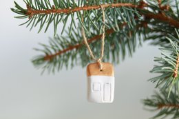 Kerst cadeau: Kerstboomhanger huisjes van  keramiek