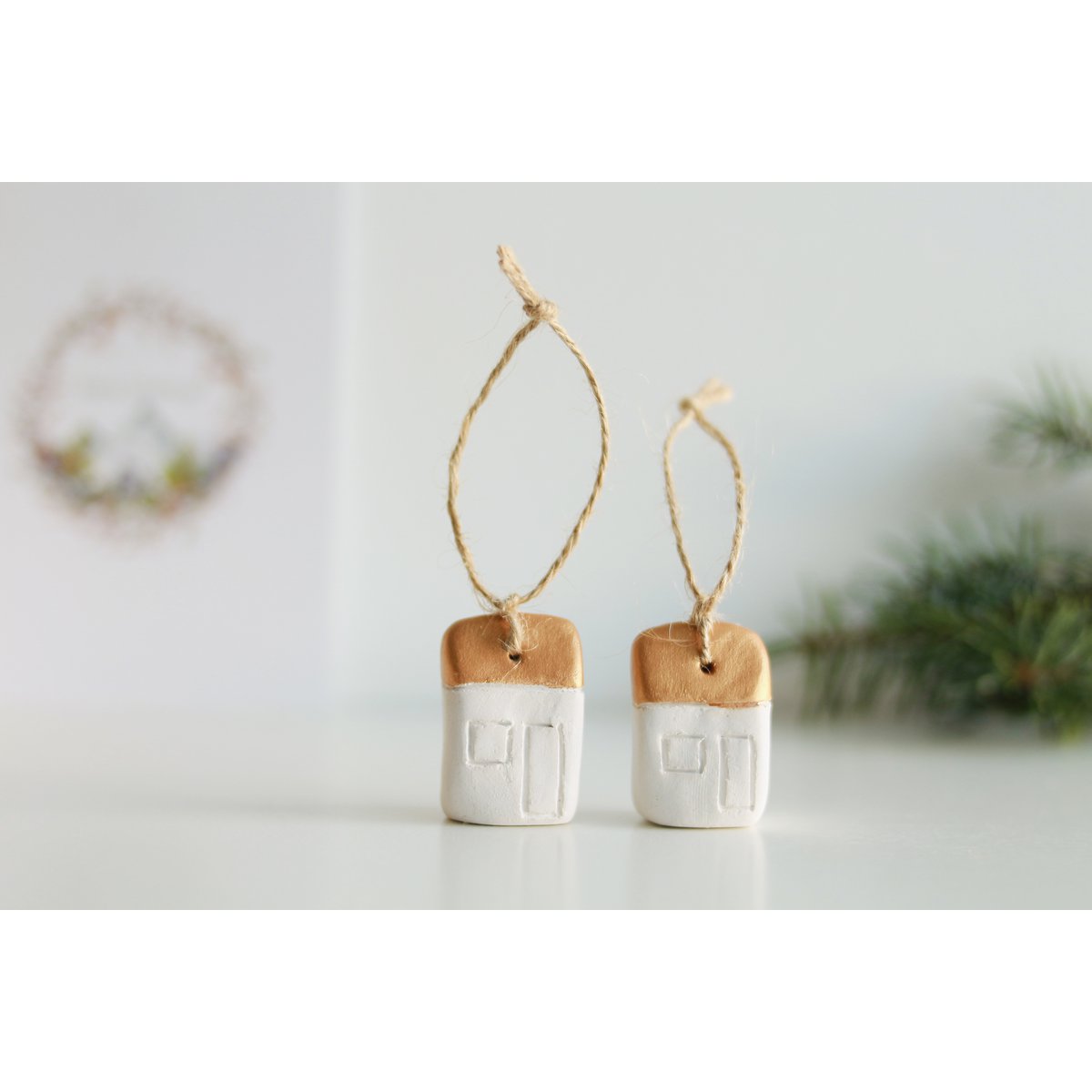 Kerst cadeau: Kerstboomhanger huisjes van  keramiek