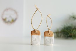 Kerst cadeau: Kerstboomhanger huisjes van  keramiek