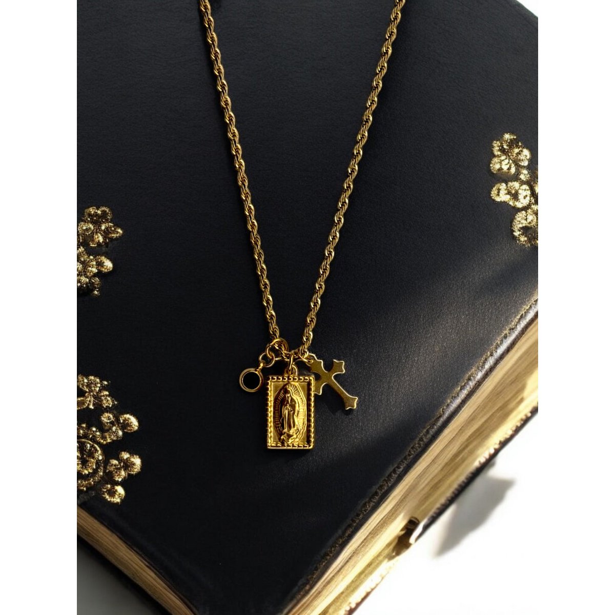 Virgin Mary Medallion - Triple Charm halskæde