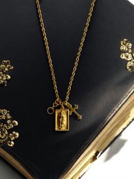 Virgin Mary Medallion - Triple Charm halskæde