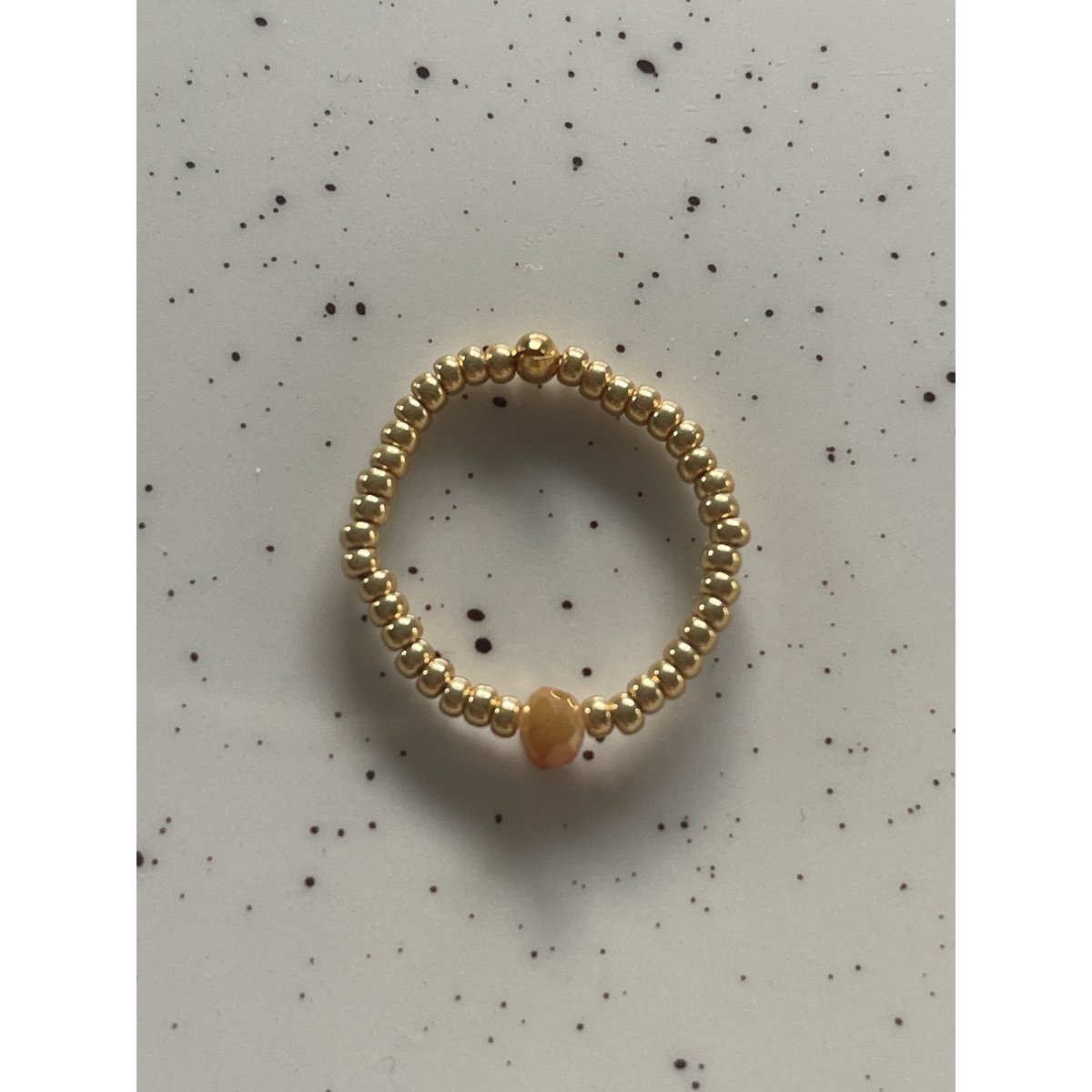 Los anillos brillan sutilmente
