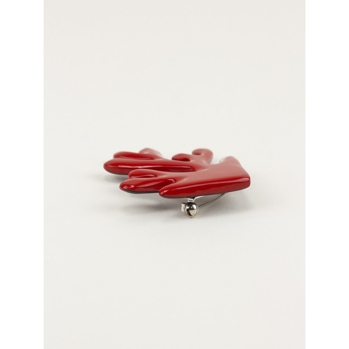 Rood gelakte koraalbroche