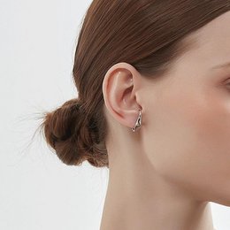 Ear Cuff in argento dal design fluido e minimalista, un paio