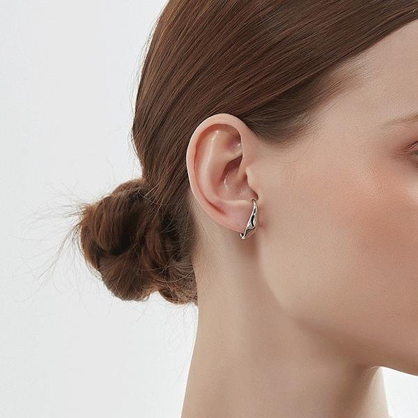 Ear Cuff in argento dal design fluido e minimalista, un paio