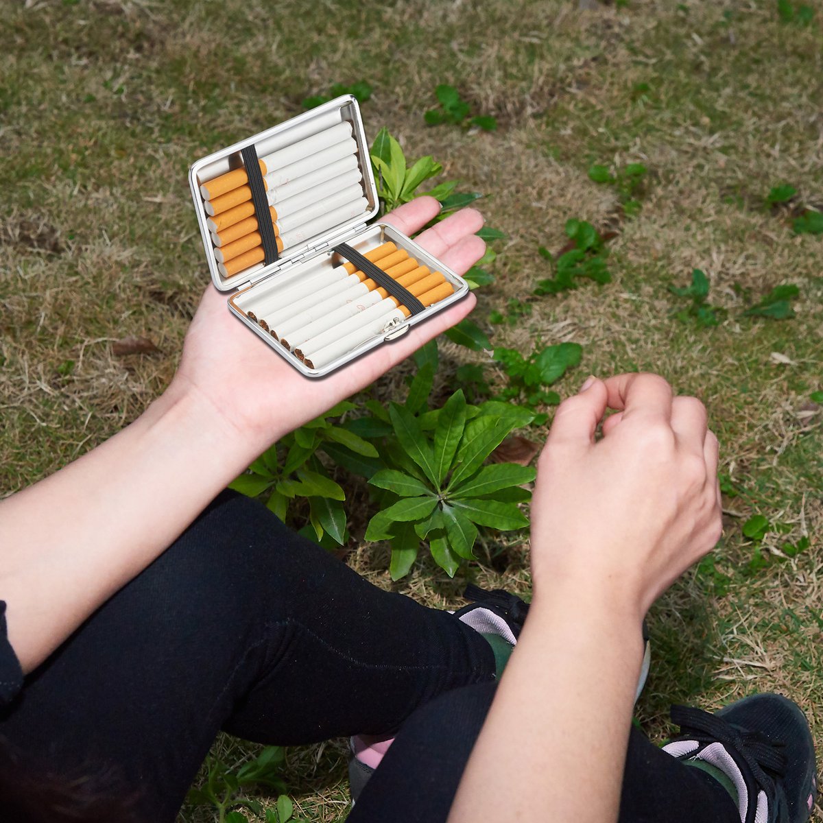 Stuck cigarette case x12 cigarettes