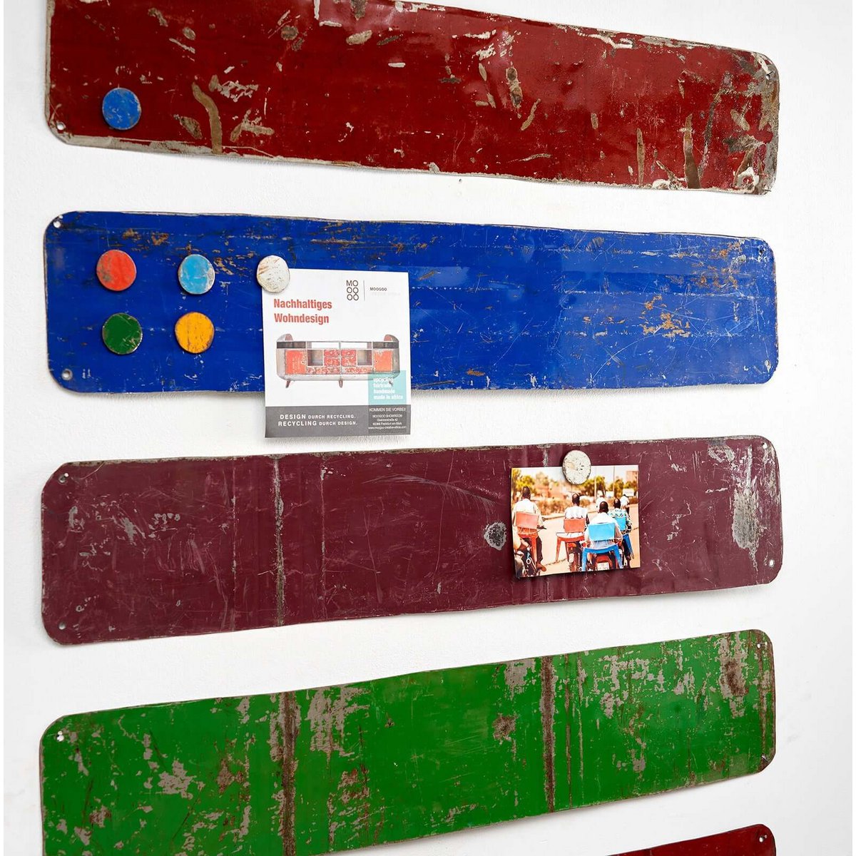 Magnette bord gemaakt van gerecyclede olievaten met 5 kleurrijke magneten 80 cm * 15 cm