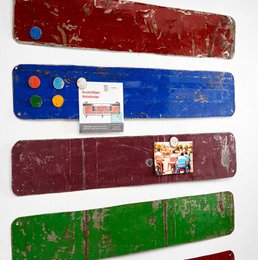 Magnette bord gemaakt van gerecyclede olievaten met 5 kleurrijke magneten 80 cm * 15 cm