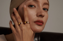 Anello in oro semplice con cristalli dorati